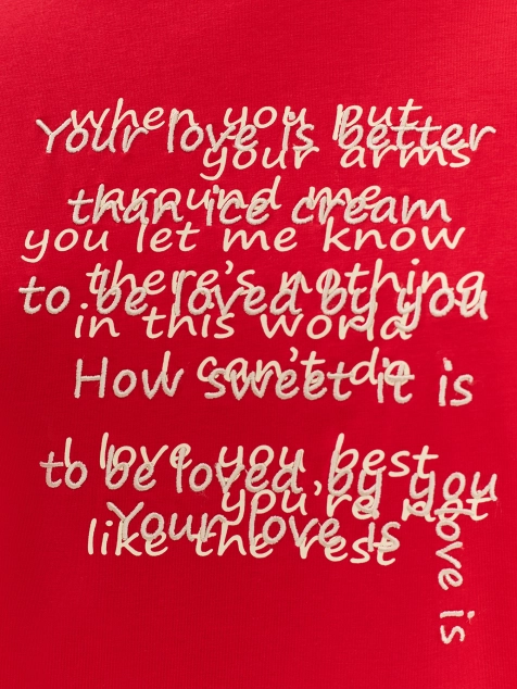 Яркая футболка с контрастной вышивкой