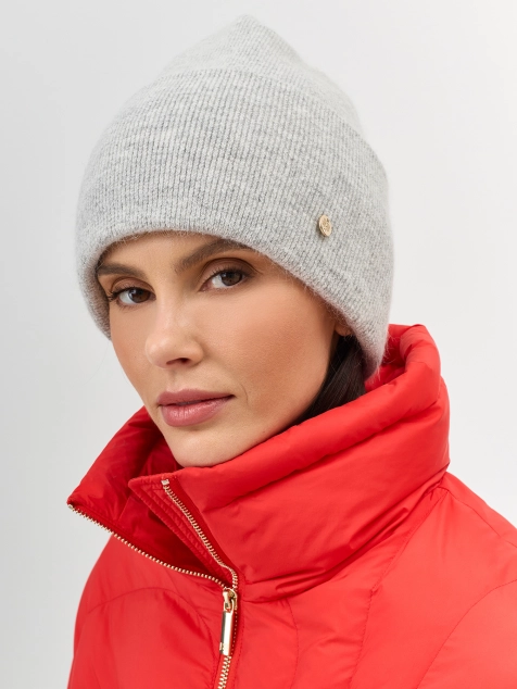 Шапка в рубчик с декором