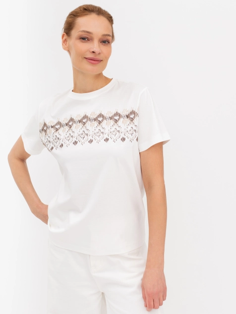 Футболка с этнической вышивкой