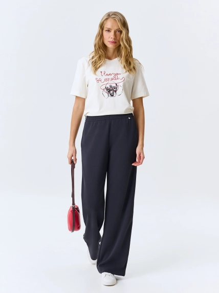 Футболка с принтом и вышивкой