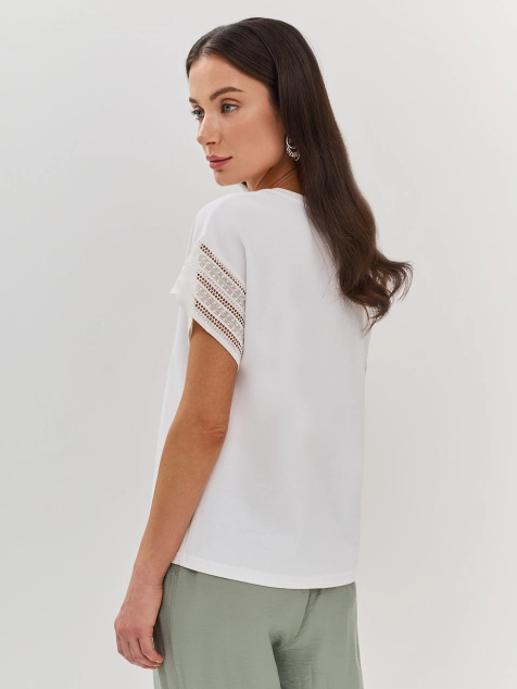 Футболка с кружевными рукавами