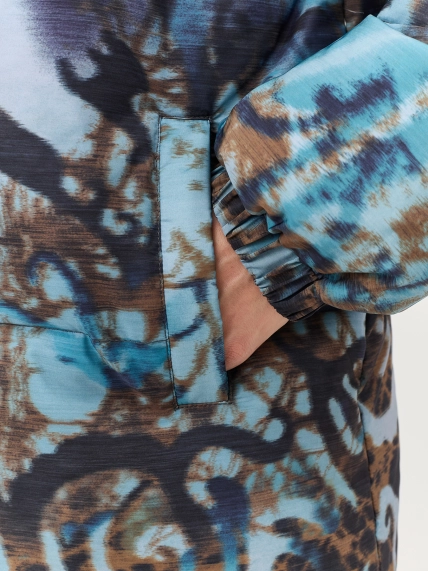 Яркая куртка с дизайнерским принтом