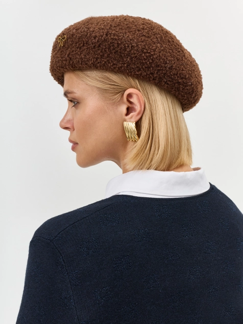 Берет с минималистичным декором