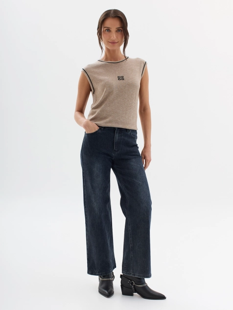 Укороченные джинсы с декором по низу