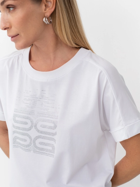 Футболка с аппликацией из страз в цвет изделия