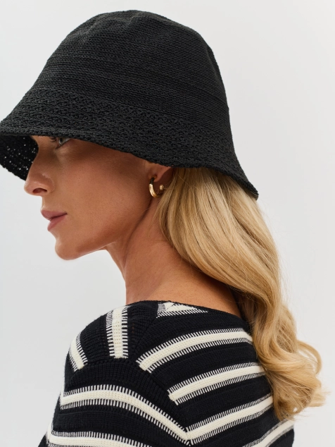 Вязаная панама со скошенными полями