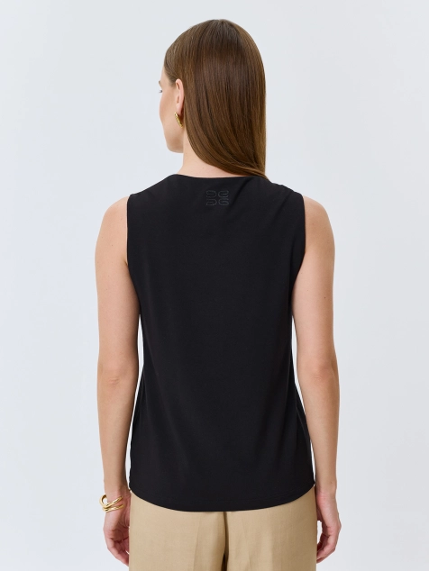 Трикотажный топ с акцентным декором