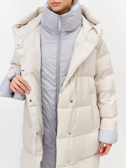 Укороченный пуховик с контрастной отделкой