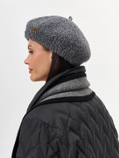 Берет с минималистичным декором