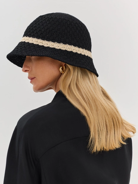 Вязаная панама с контрастной полосой