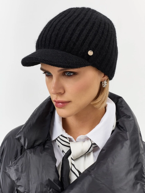 Шапка с козырьком в рубчик