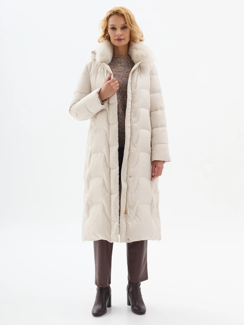 Пуховик с фантазийной стежкой и мехом песца