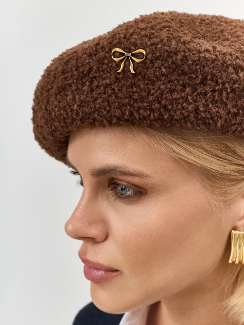 Берет с минималистичным декором