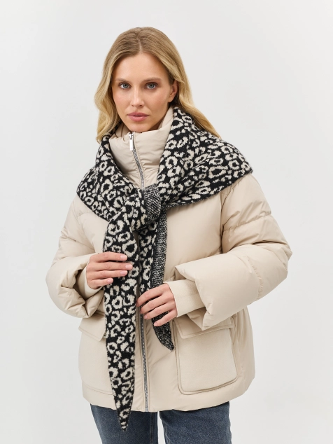 Вязаная косынка с анималистичным узором