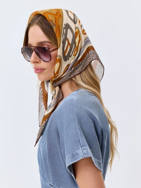 Яркий шелковый платок 