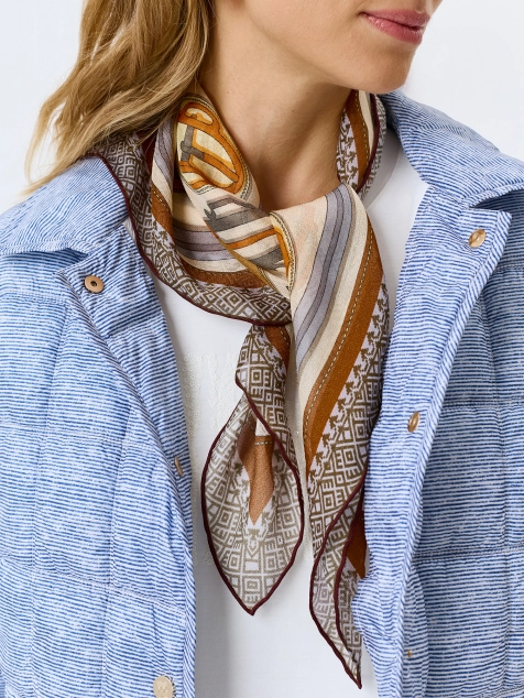 Яркий шелковый платок 