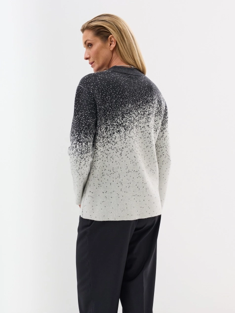 Эффектный свитер со стразами