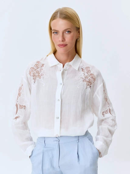 Полупрозрачная блузка с ажурной вышивкой