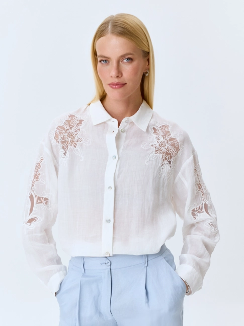 Полупрозрачная блузка с ажурной вышивкой