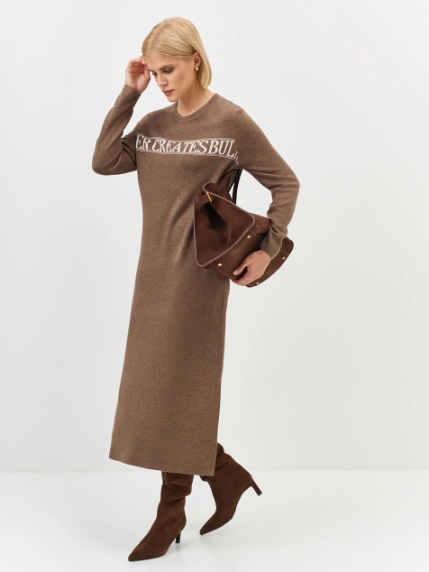 Вязаное платье с шрифтовым принтом