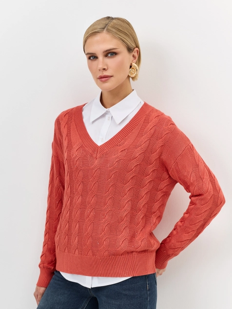 Яркий джемпер с косами