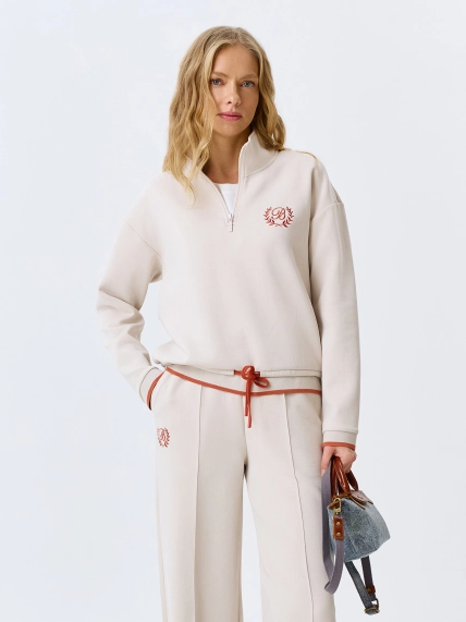 Свитшот с высоким воротником