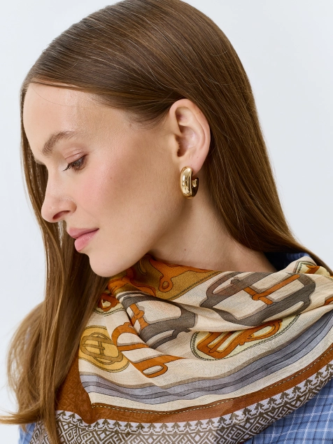 Яркий шелковый платок 