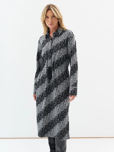 Фактурное платье с монохромным принтом