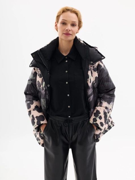 Яркая куртка с абстрактным принтом на натуральном утеплителе