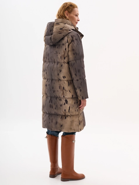 Пуховое удлиненное пальто с принтом