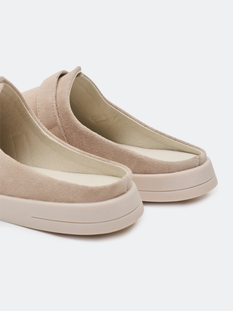 Мюли из натуральной замши с декоративным ремешком