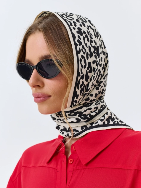 Тонкая косынка с анималистичным принтом