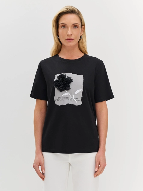 Футболка с акцентной аппликацией