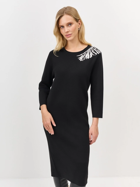 Вязаное платье с контрастным узором