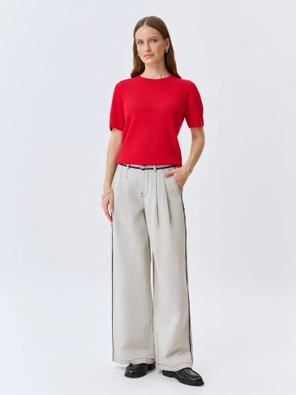 Яркий джемпер из района