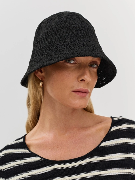 Вязаная панама со скошенными полями