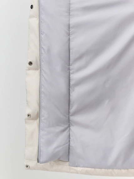 Укороченный пуховик с контрастной отделкой