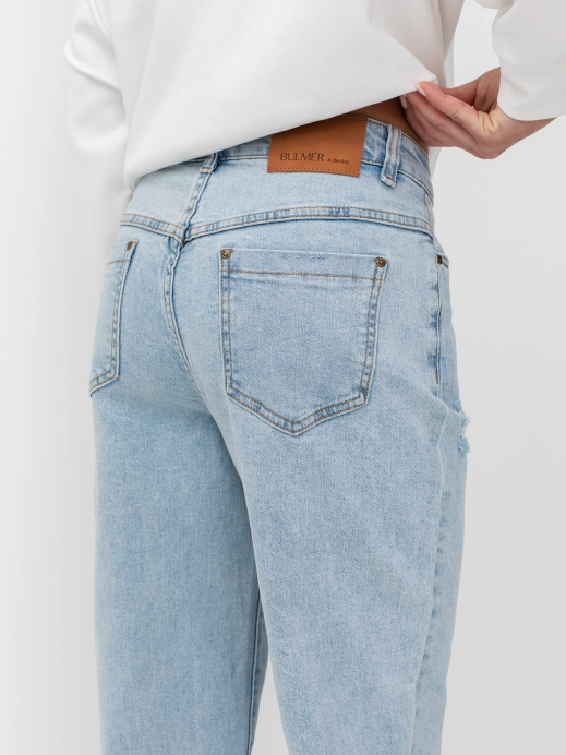 Светлые джинсы с деликатными потертостями