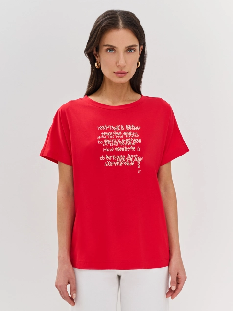 Яркая футболка с контрастной вышивкой