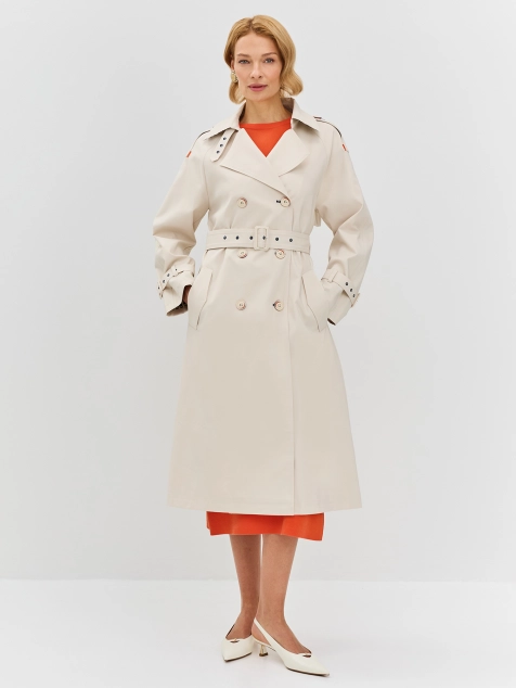 Тренч с яркими контрастными деталями