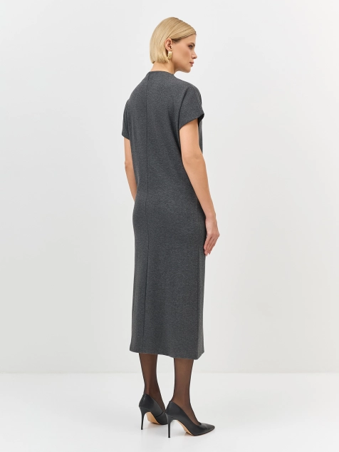 Трикотажное платье-миди с брошью