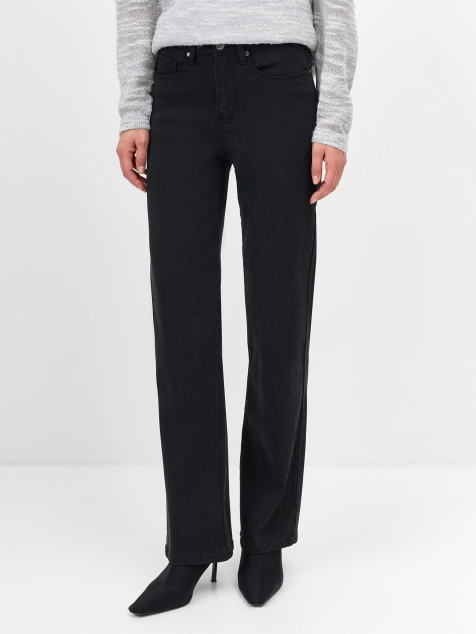 Прямые черные джинсы