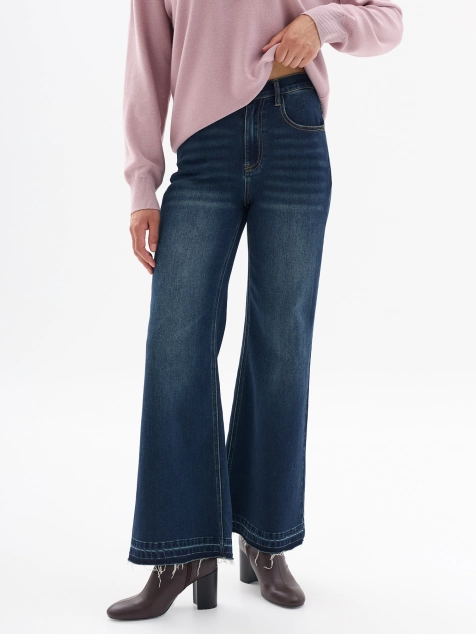 Джинсы клеш с декором по низу