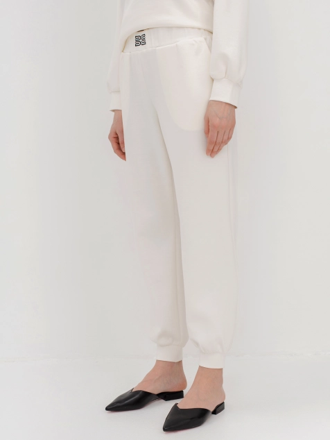 Трикотажные брюки с резинкой по талии и небольшим логотипом на поясе