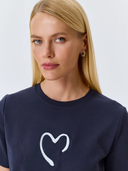 Футболка с контрастной вышивкой