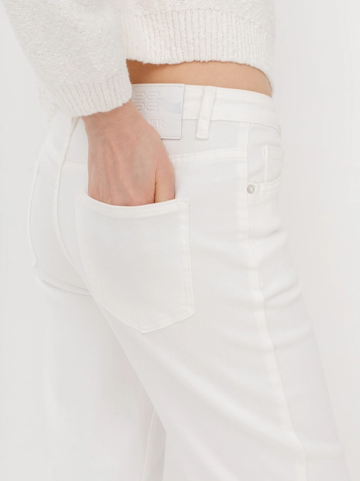 Белые классические джинсы
