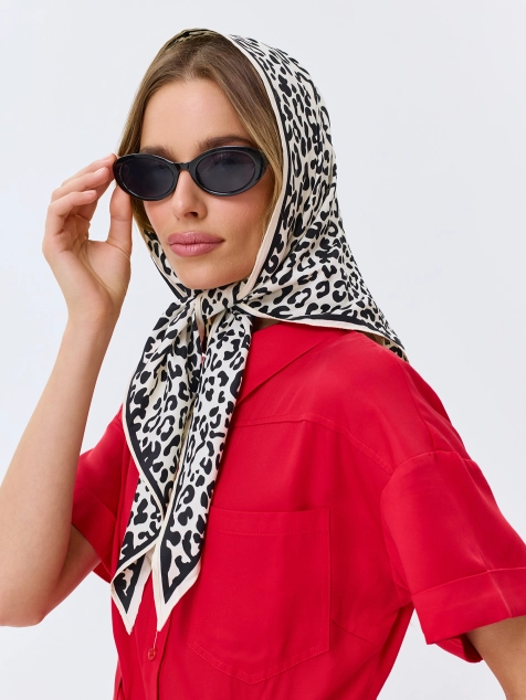 Тонкая косынка с анималистичным принтом