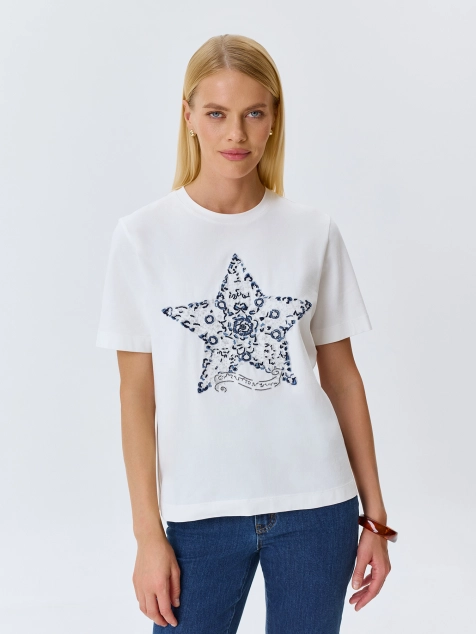 Футболка с яркой вышивкой