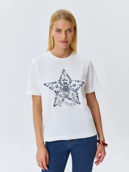 Футболка с яркой вышивкой