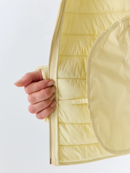 Легкая куртка с продольной стежкой